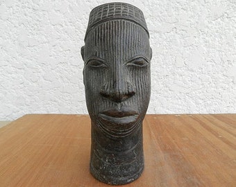 Oni d'Ifè roi divin terre cuite Nigeria Yoruba, Portrait tête commémorative, model réduit Art Africain XIV et XV siècle, haut 27 cm 10.63"