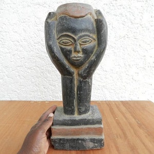 Ashanti sculpture of Ghana in black polychrome wood, head in hand, African art, vintage interior decoration, 34 cm (13,40 &quot;) high