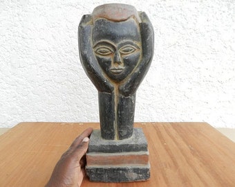 Sculpture Ashanti du Ghana en bois noir polychrome, tête dans les mains, art Africain, décoration intérieur vintage, 34 cm (13,40") de haut