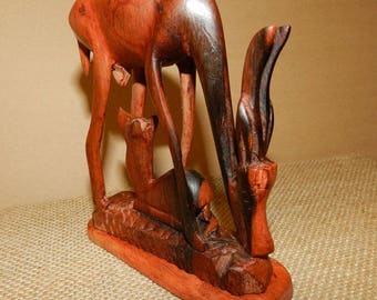 Gazelle de la savane africaine  avec son petit sculptée en bois d'ébène