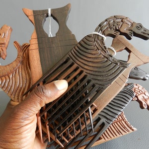 Peine africano en madera de ébano, cocodrilo peine africano, pez animal de sabana africana, escultura en madera, étnico vintage, arte africano imagen 1
