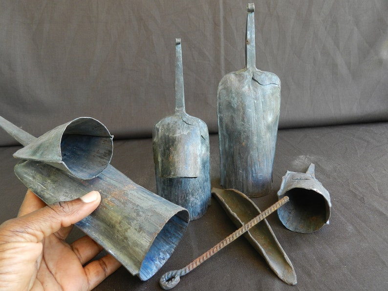 Instrument de musique percussion Africain, Gong cloche double fer noir forgé, Gankogui Banana bell, Idiophone Ewe Ghana, Bénin, Togo, Yoruba image 1