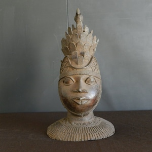 Head Oba Warrior Bronze with hairstyle beak Calao sacred bird, Nigeria African Art, Bini Edo Benin City, Los Wax, 36 cm 14.17 inch