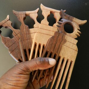 Puede incluir: Un conjunto de cuatro peines de madera, cada uno con un mango tallado en forma de b&uacute;ho con un recorte circular para los ojos. Los peines var&iacute;an en los patrones de la veta de la madera y en tonos marrones, desde el beige claro al chocolate.