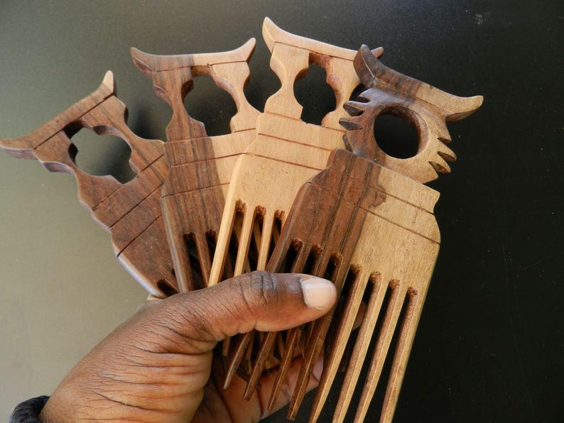Puede incluir: Un conjunto de cuatro peines de madera, cada uno con un mango tallado en forma de b&uacute;ho con un recorte circular para los ojos. Los peines var&iacute;an en los patrones de la veta de la madera y en tonos marrones, desde el beige claro al chocolate.