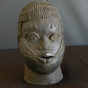 Warrior King Oba Head Bronze Nigeria, Stylish fine braid on 5 levels, Scars Balafre cheeks, African Art, Yoruba, Height 21 cm 8.27 "