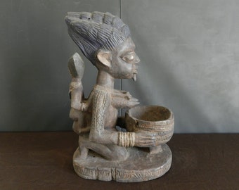 Agere Maternité Yoruba Nigeria Bénin, Figure agenouillée porteuse de coupe à Offrande Ifa, Oracle Fa, Art Africain, Hauteur 42 cm 16.54 inch