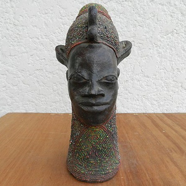 Bamileke-Kopf aus Terrakotta mit farbigen Perlen aus Kamerun, Königinkopf aus Keramik, Jahr 1980, afrikanische Kunst, Höhe 33 cm - 13".