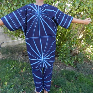 Ensemble tunique pantalon tissu indigo Africain tie dye, Yoruba traditionnel caftan large unisexe ensemble Africain ample, Adire pantalon XL image 2