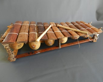 Balafon à 12 tons ou lames sur 12 gourdes calebasses Africain, xylophone Instrument de musique Africain, bois Mansonia, 71cm Lamaisonrafacia