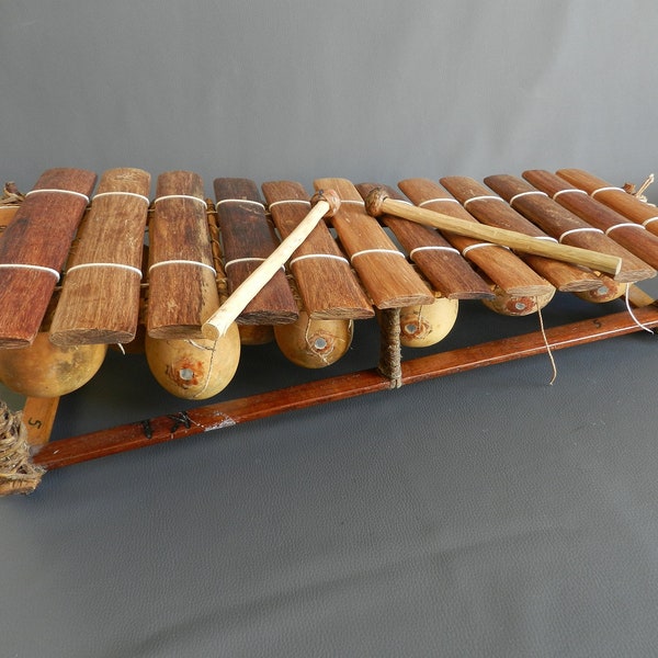 Balafon à 12 tons ou lames sur 12 gourdes calebasses Africain, xylophone Instrument de musique Africain, bois Mansonia, 71cm Lamaisonrafacia