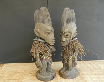Ibeji XXL Yoruba Fétiche Vodun, Bois Tenue de Cérémonie, Symbiose nature raphia perle, sculpté à la main,  statue Art Africain, 47 cm 18.50"