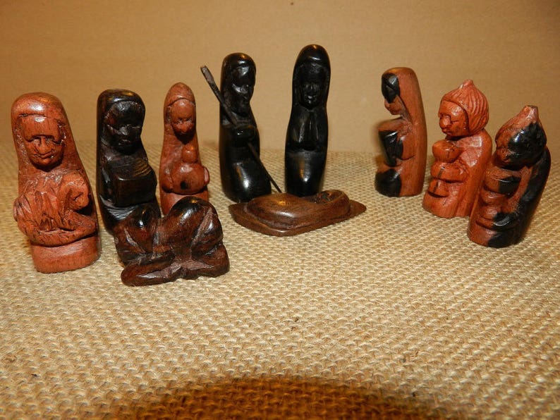 FEERIC - Crèche De Noël Avec 3 Santons Sculptés (19 Cm) - Décoration Traditionnelle Pour Fêtes