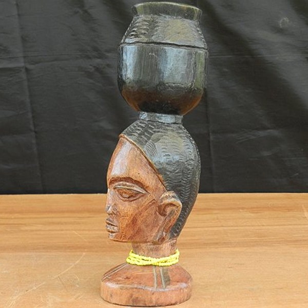 Tête Peul porte-stylo marmite en perles jaune et bois, masque pot bol jarre, visage buste femme vodoun, art Africain, hauteur 22 cm (8.66")