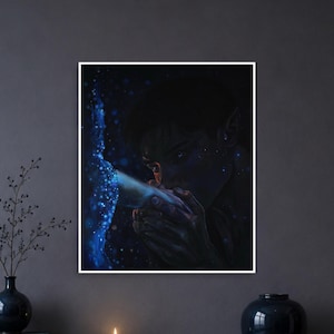 Peut inclure: Une impression d'art carrée représentant une illustration sombre et atmosphérique d'une silhouette aux oreilles pointues embrassant une main. La scène est éclairée par des particules bleues lumineuses sur un fond noir profond.
