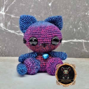 Gatito amigurumi morado y azul – Hada de peluche hecha a mano