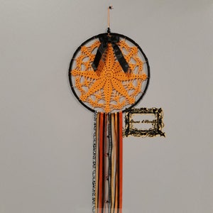 Oranje en zwarte gehaakte dromenvanger – Halloween wanddecoratie – handgemaakt 25 cm