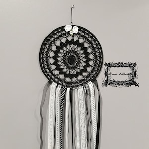 Black and White Dreamcatcher – Handmade Crochet Wall Hanging – Elegant Boho Decor 25 cm