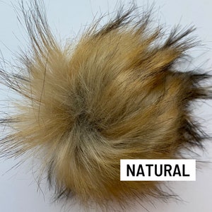 Pompom de pele sintética com fecho de pressão.