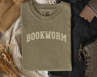 Bookworm-T-shirt: kledingstukgeverfd katoenen T-shirt voor boekenliefhebbers