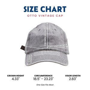 K&ouml;nnte beinhalten: Eine Gr&ouml;&szlig;entabelle f&uuml;r eine graue Otto Vintage Kappe mit Beschriftungen f&uuml;r Kronenh&ouml;he, Umfang und Schirml&auml;nge. Die Ma&szlig;e betragen 11 cm Kronenh&ouml;he, 47 bis 59 cm Umfang und 7,2 cm Schirml&auml;nge, inklusive dem Text One Size Fits Most.
