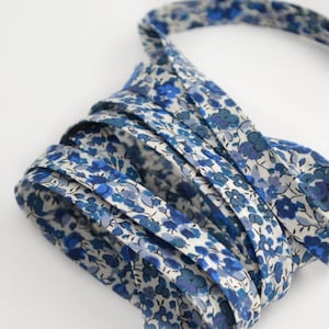 Peut inclure: Un lot de ruban floral bleu et blanc. Le ruban est en coton et présente un motif floral délicat.