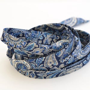 Bordatura a sbieco blu Liberty di Lee Manor Teal