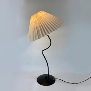 Large Vintage Squiggle Table Lamp | Modernist | Minimalist | Memphis Milano Style | Wavy lamp | 90s | Pleated lampshade
