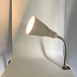 Vintage Ikea Kvart Klemmlampe | 90er Jahre | Schreibtischlampe | Schwanenhalslampe | Schreibtischlampe | Weiß |  Marianne & Knut Hagberg | Skandinavisches Design
