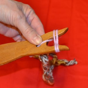 Lucet vikingo hecho a mano: herramienta para hacer cuerdas de madera