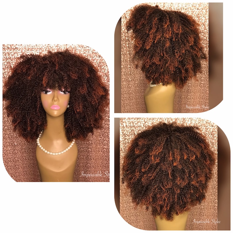 Puede incluir: Una peluca afro rizada de color marr&oacute;n y casta&ntilde;o con flequillo. La peluca est&aacute; en una cabeza de maniqu&iacute;. El maniqu&iacute; lleva un collar de perlas.