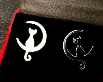 Petites boucles d'oreille puce petit chat assis sur un croisant de lune d'argent, acier inoxydable, 3 modèles au choix