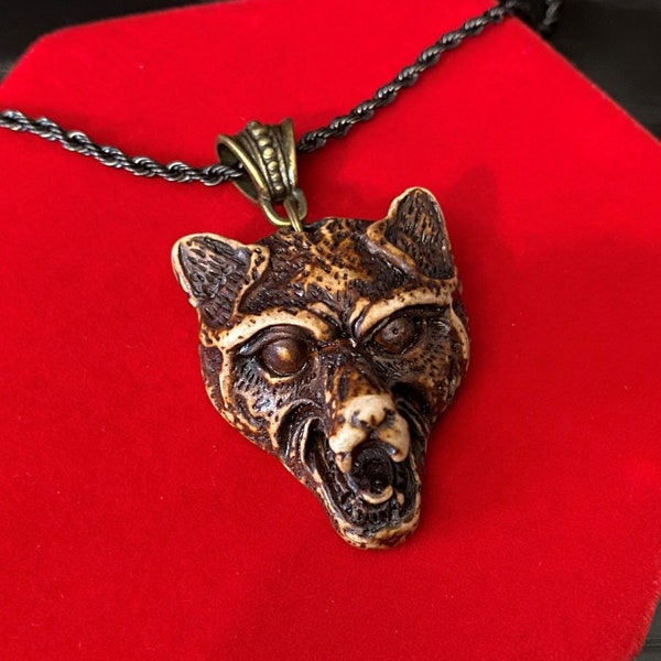 Collier tête de loup vintage montrant les crocs, bélière et chaîne au choix