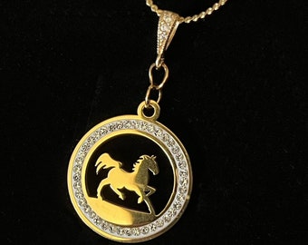 Ensemble cheval dans un cercle de lumières d'or, boucles d'oreille, collier ou parure acier inoxydable,  bélière, attache et chaîne au choix