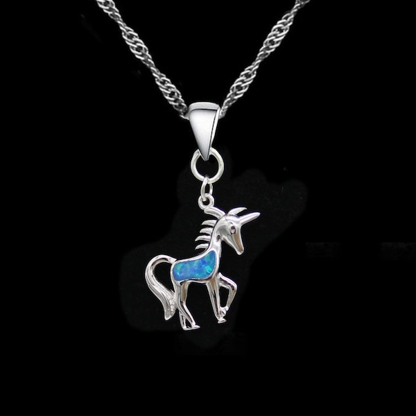 Collier "Licorne d'argent  et d’opale de feu bleu nacré"