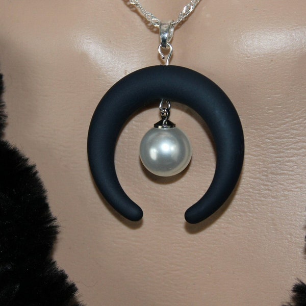 Collier croissant de lune résine à la perle d'eau douce