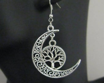 Boucle d'oreille arbre de vie sous un croissant de lune