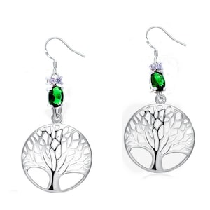 Op de afbeelding: Zilveren oorbellen met een boom des levens ontwerp en een groene ovale edelsteen. De oorbellen zijn verkrijgbaar in verschillende kleuren.