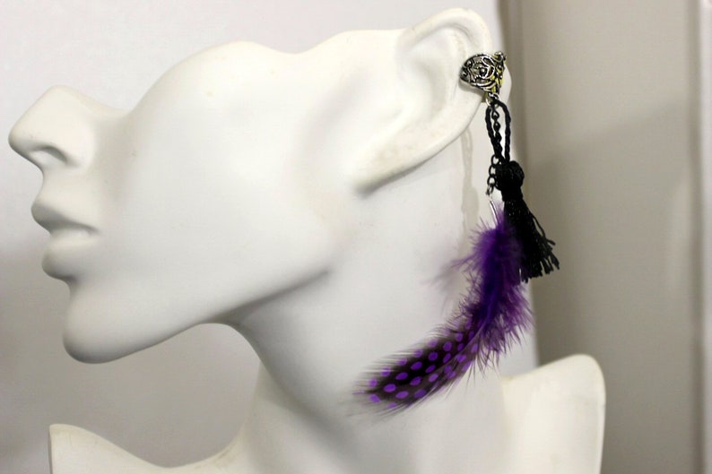 EarCuff Pompon et plume, ear cuff plume violette et pompon noir, choix de la couleur des plumes ,manchette plume image 1