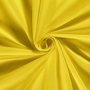 Pu&ograve; includere: Primo piano di un tessuto giallo vibrante, disposto in un motivo a spirale. Le pieghe del tessuto creano un senso di profondit&agrave; e movimento, con la luce che si riflette sulla superficie liscia. Il colore &egrave; un giallo brillante e solare.