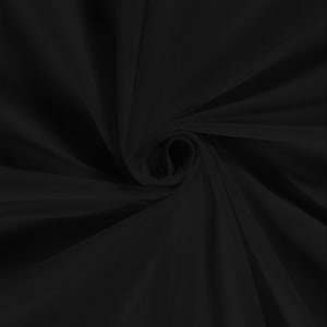 Pu&ograve; includere: Primo piano di un tessuto nero con un motivo a spirale. Il tessuto appare morbido e fluido, con pieghe e ombre sottili che creano profondit&agrave;. L'effetto complessivo &egrave; elegante e lussuoso.