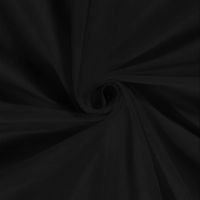 Pu&ograve; includere: Primo piano di un tessuto nero con un motivo a spirale. Il tessuto appare morbido e fluido, con pieghe e ombre sottili che creano profondit&agrave;. L'effetto complessivo &egrave; elegante e lussuoso.