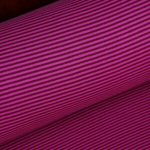 Ringelbündchen Bündchenstoff - PINK & BORDEAUX, Streifen 3mm - Stoff Meterware Schlauchware *** 25 cm x 35 cm im Schlauch ***