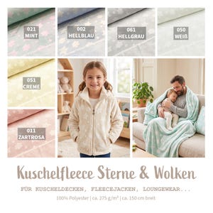Op de afbeelding: Een crème fleecejack met een sterrenpatroon, gedragen door een jong meisje. De afbeelding toont ook stofstalen in verschillende kleuren, waaronder mint, blauw, grijs en roze, allemaal met sterren- en wolkenpatronen. De tekst luidt "Kuschelfleece Sterne & Wolken".
