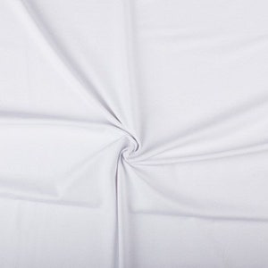 Könnte beinhalten: Weißer Stoff mit glatter Textur und weichem, fließendem Fall. Der Stoff ist so gefaltet, dass eine Reihe von Falten und Knicke entsteht.