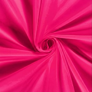 Pu&ograve; includere: Primo piano di un tessuto rosa acceso vibrante con un motivo a spirale. Il tessuto appare liscio e lucido, con la luce che si riflette sulle pieghe e sulle curve. Il centro del vortice &egrave; una tonalit&agrave; di rosa pi&ugrave; scura.