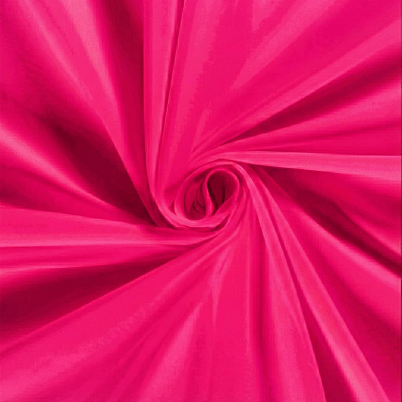 Pu&ograve; includere: Primo piano di un tessuto rosa acceso vibrante con un motivo a spirale. Il tessuto appare liscio e lucido, con la luce che si riflette sulle pieghe e sulle curve. Il centro del vortice &egrave; una tonalit&agrave; di rosa pi&ugrave; scura.