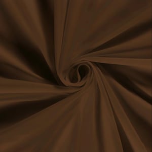Pu&ograve; includere: Primo piano di tessuto marrone disposto a spirale, con pieghe morbide e una texture fluida. Il materiale sembra leggero, forse seta o un tessuto delicato simile. Il colore &egrave; un marrone ricco e caldo, con variazioni di tonalit&agrave;.