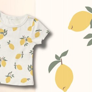 K&ouml;nnte beinhalten: Ein wei&szlig;es T-Shirt mit einem Zitronen-Druck. Die Zitronen sind gelb mit gr&uuml;nen Bl&auml;ttern. Das T-Shirt hat kurze &Auml;rmel und einen Rundhalsausschnitt.