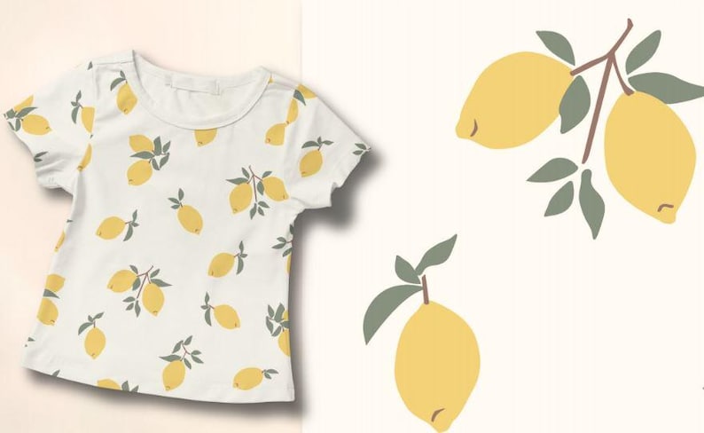 K&ouml;nnte beinhalten: Ein wei&szlig;es T-Shirt mit einem Zitronen-Druck. Die Zitronen sind gelb mit gr&uuml;nen Bl&auml;ttern. Das T-Shirt hat kurze &Auml;rmel und einen Rundhalsausschnitt.